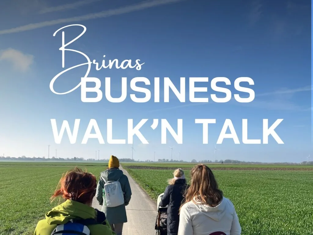 Titelgrafik „Brinas Business Walk’n Talk“: vier Frauen gehen einen Feldweg entlang, von hinten fotografiert.