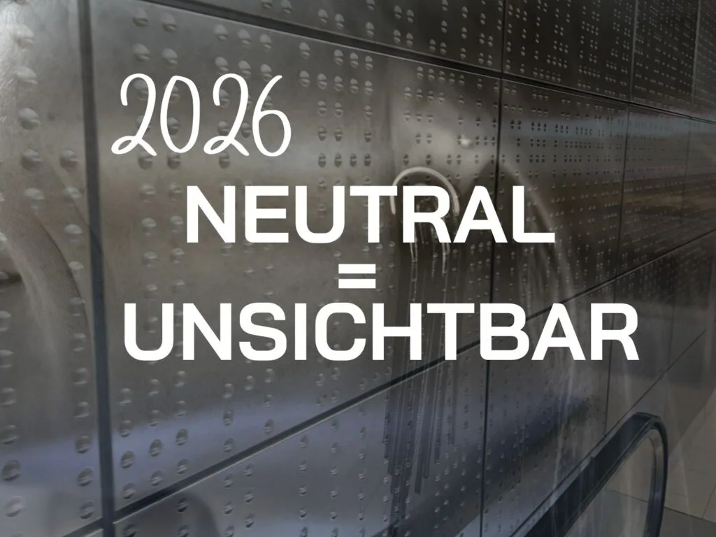Titelgrafik „2026: Neutral = Unsichtbar“ auf einer silbernen Wand mit Punkten in Blindenschrift.