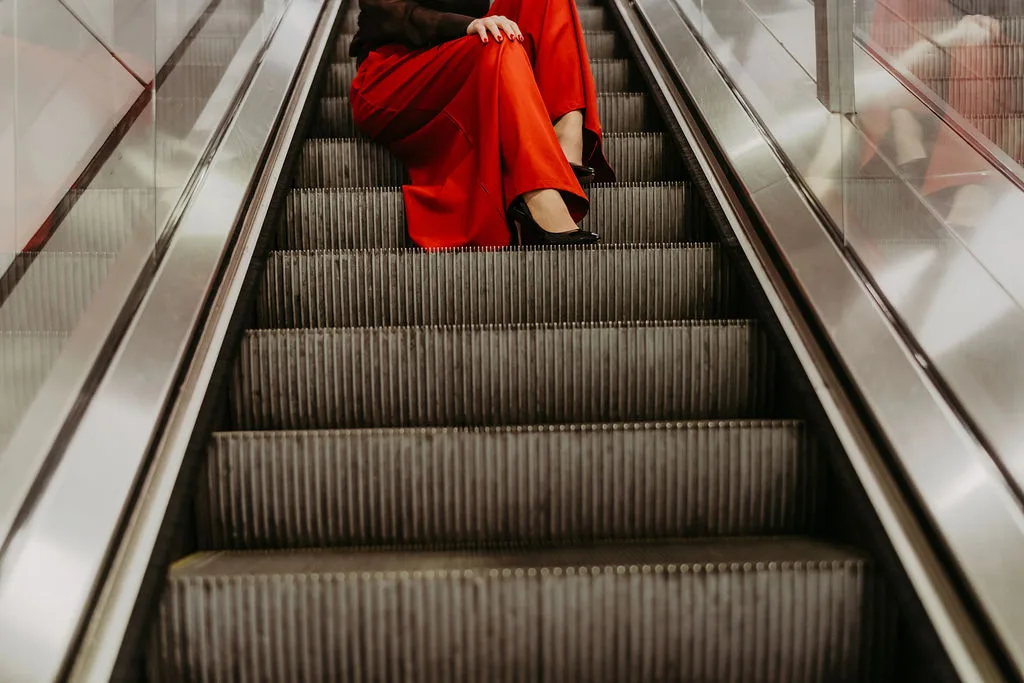 Sabrina Amels auf der Rolltreppe