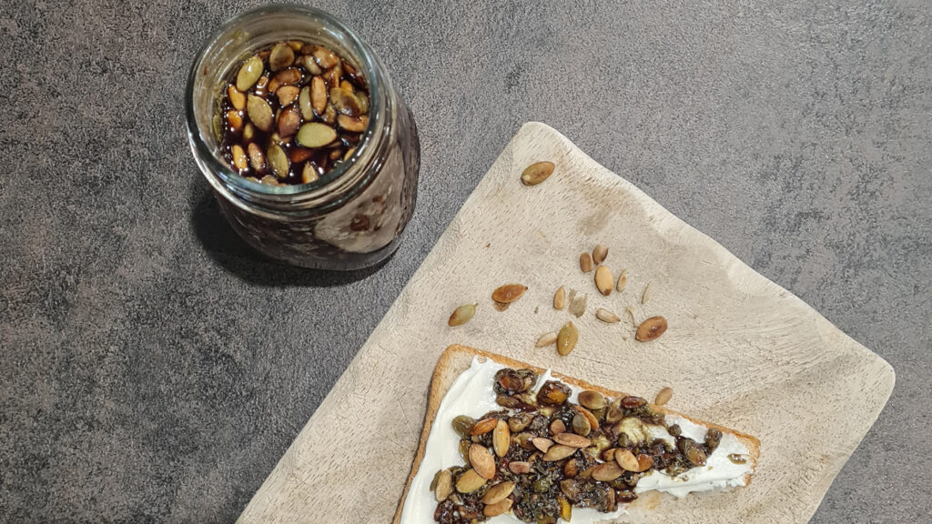 Kürbiskernpesto auf Brot