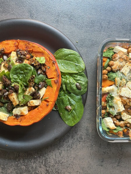 Gefüllter Kürbis auf dem Teller und als Mealprep Variante in Glasbehälter