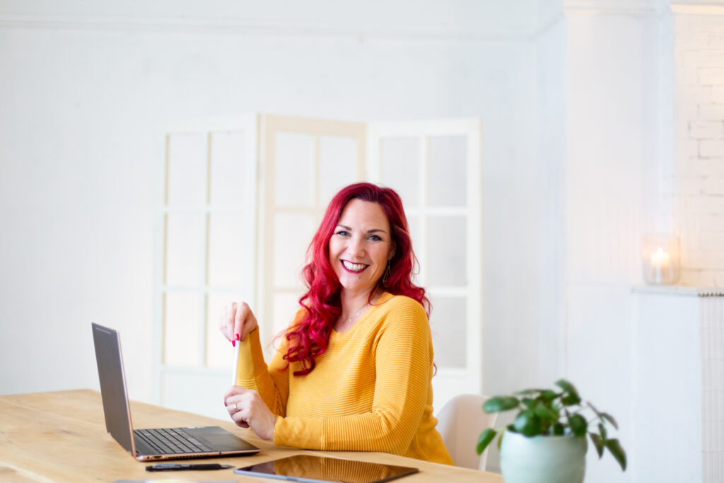 Sabrina Amels sitzt am PC in ihrem Brand Atelier