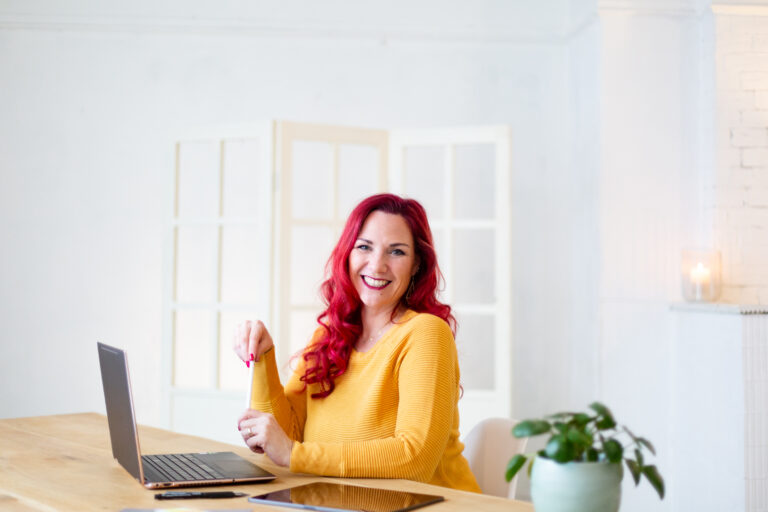 Sabrina Amels sitzt am PC in ihrem Brand Atelier